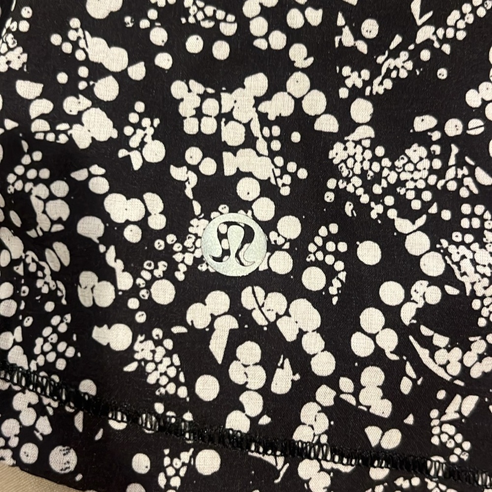 Amazing condition lululemon skirt - Picture 3 of 3